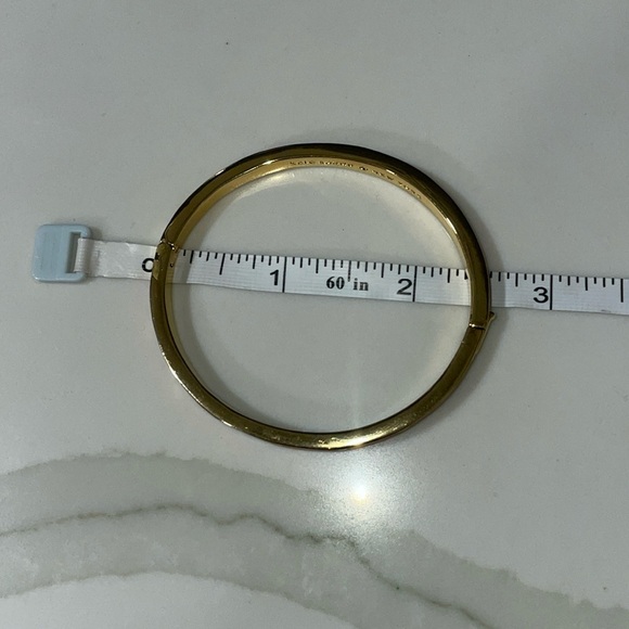 KATE SPADE SPOT THE SPADE GOLD AND CORAL ENAMEL HINGED BRACELET. - Picture 4 of 7